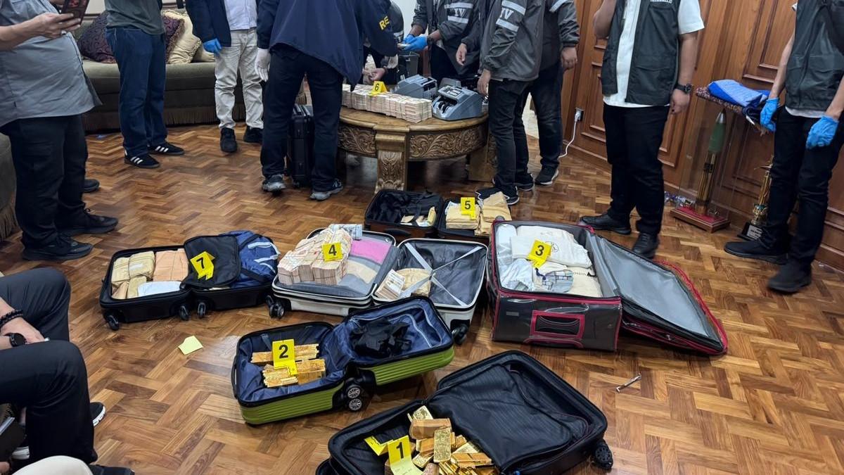 PEMILIK RUMAH SENTUL - Penyidik Polda Metro Jaya dan Bareskrim Polri menggeledah sebuah rumah di Sentul, Bogor dengan temuan emas dan uang yang diduga berkaitan dengan kasus korupsi PLN-Asabri, Rabu (8/7/2026).