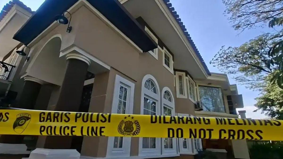 RUMAH MEWAH SENTUL - Penampakan rumah mewah yang digeledah aparat di kawasan Sentul, Kecamatan Babakanmadang, Kabupaten Bogor, Kamis (9/7/2026).