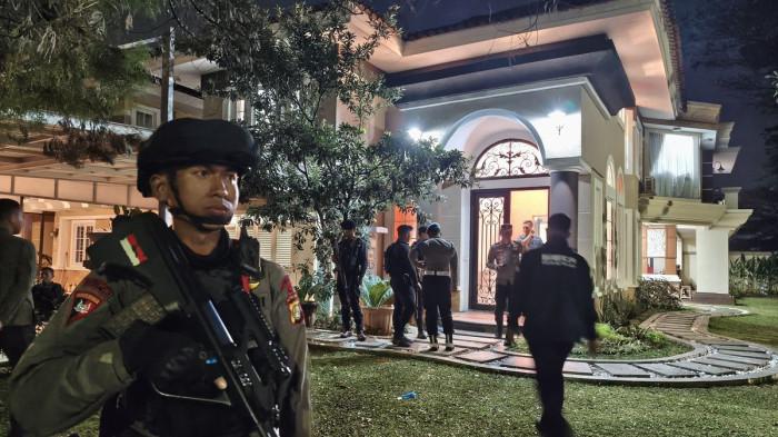 RUMAH DIGELEDAH POLISI - Penampakan rumah mewah yang digeledah dijaga ketat polisi di kawasan Sentul City, Kecamatan Babakan Madang, Kabupaten Bogor, Rabu (8/7/2026) malam. Ketua RW setempat, Agung Hermawan, mengungkapkan bahwa pemilik rumah mewah di Sentul tertutup dan sama sekali tidak pernah bersosialisasi dengan warga sekitar.