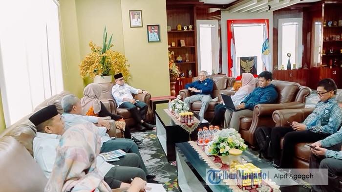 PERTEMUAN - Bupati Bolaang Mongondow Utara Sirajudin Lasena saat menerima audiensi dan silaturahmi dari Tim Kementerian Transmigrasi RI bersama Tim Universitas Gadjah Mada (UGM) Yogyakarta bertempat di ruang kerja BupatI, Kantor Bupati Boltara, Kamis, (09/07/2026).