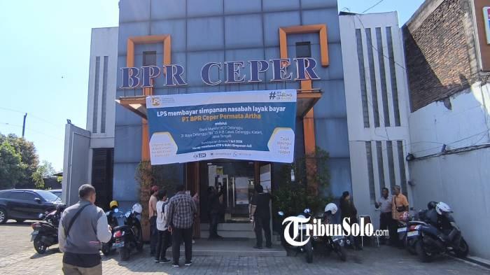 CAIR. BPR Ceper Permata Artha di Kabupaten Klaten pada Kamis (9/7/2026). Para nasabah mendapat pencairan dana..