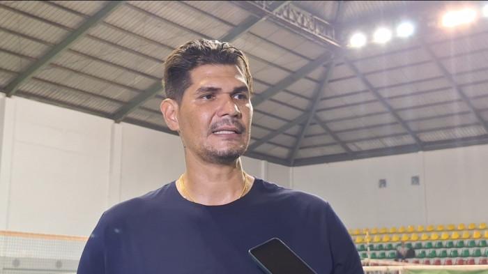 CERITA KEMENANGAN - Pelatih Timnas Voli Putra Indonesia, Reidel Toiran saat membagikan kisah dan cerita perjuangan skuad Garuda saat menjuarai AVC Men's Volleyball Championship 2026 di di Padepokan Voli Jenderal Polisi Kunarto, Sentul, Bogor, Selasa (7/7026). Tribunnews/Abdul Majid