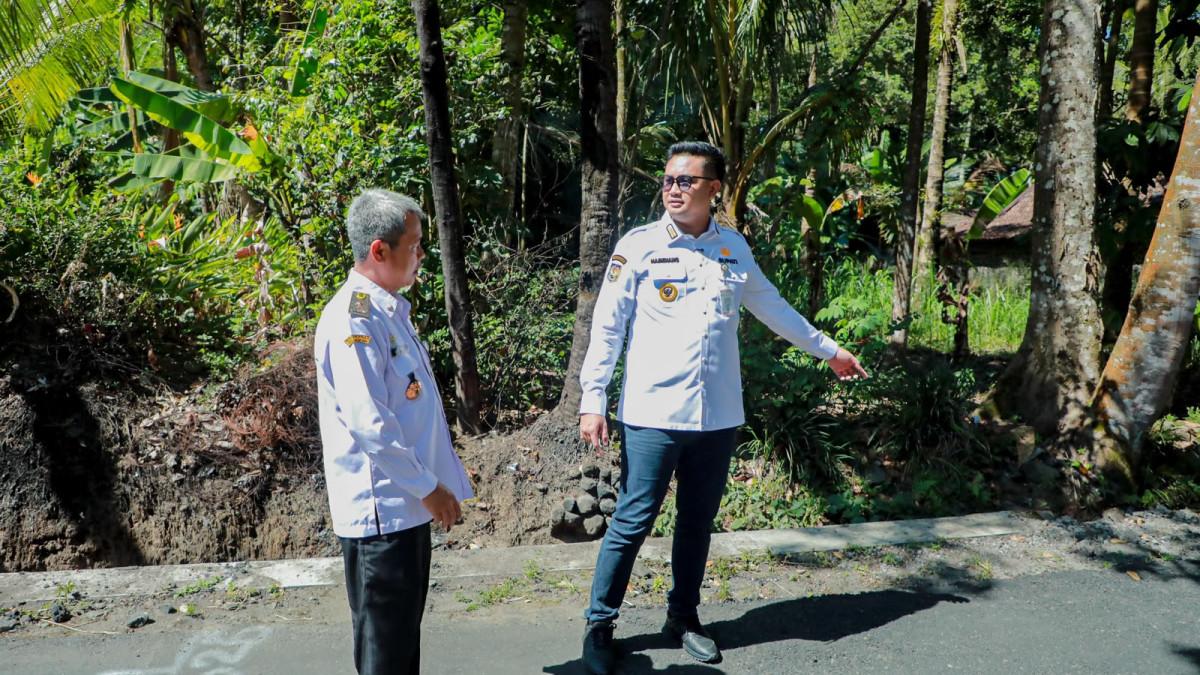 PEMBANGUNAN DI KLATEN - Bupati Klaten Hamenang Wajar Ismoyo meninjau proses pengaspalan ruas Jalan Kepurun–Panggang di Kecamatan Kemalang, Rabu (8/7/2026).