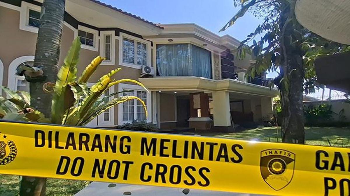 RUMAH MEWAH DIGELEDAH - Rumah mewah berlantai dua di kawasan Sentul Bogor, Kecamatan Babakan Madang, Kabupaten Bogor yang semalam digeledah petugas gabungan Kortastipidkor Polri dan Ditreskrimsus Polda Metro Jaya, Kamis (7/9/2026) dinihari kini dipasangi garis polisi
