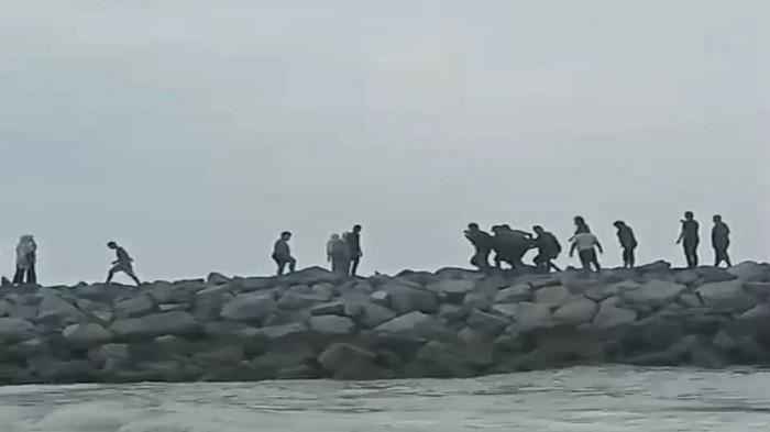 TENGGELAM -- Proses evakuasi terhadap korban tenggelam di Pantai Matras Sungailiat, Kamis (9/7/2026).
