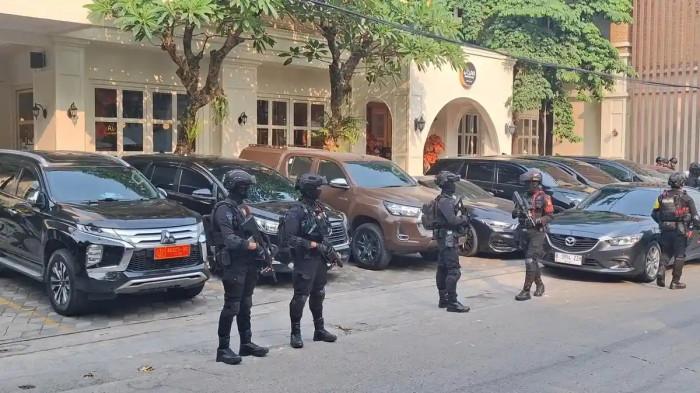 DIGELEDAH - Puluhan personel Brimob Polri berjaga di Jalan Cipete Raya, tepatnya di kafe de'Clan, Cilandak, Jakarta Selatan, Rabu (8/7/2026). 
