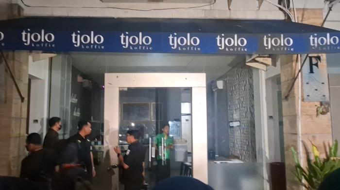 KORTAS GELEDAH - Kortas Tipidkor Polri dan Polda Metro Jaya kembali melakukan penggeledahan terkait dugaan korupsi sejumlah perkara di ruko kawasan Cipete Selatan, Cilandak, Jakarta Selatan, Kamis (9/7/2026) malam.