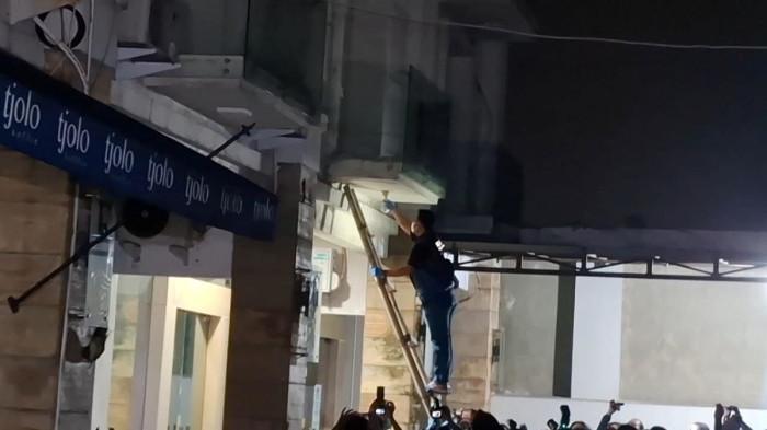 PENGGELEDAHAN KASUS KORUPSI - Tim gabungan Polri terlihat mencabut lampu bohlam yang diduga CCTV di salah satu ruko di kawasan Cipete, Cilandak, Jakarta Selatan yang digeledah dalam kasus dugaan korupsi dan TPPU dalam perkara batu bara PLTU hingga Asabri pada Jumat (10/7/2026). (Tribunnews.com/Abdi Ryanda Shakti).