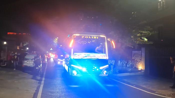 BUS POLISI DI CIPETE - Tipidkor Polri dan Polda Metro Jaya kembali melakukan penggeledahan terkait dugaan korupsi sejumlah perkara di ruko kawasan Cipete Selatan, Cilandak, Jakarta Selatan, Kamis (9/7/2026) malam. Polisi datang menggunakan sejumlah bus.