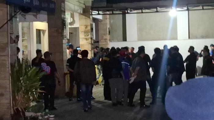 PENGGELEDAHAN KASUS KORUPSI - Sejumlah penyidik Polri masih melakukan penggeledahan di komplek perukoan di Jalan Asem II, Cipete, Cilandak, Jakarta Selatan hingga Jumat (10/7/2026) dini hari terkait kasus dugaan korupsi dan TPPU dalam perkara batu bara PLTU hingga Asabri. (Tribunnews.com/Abdi Ryanda Shakti).