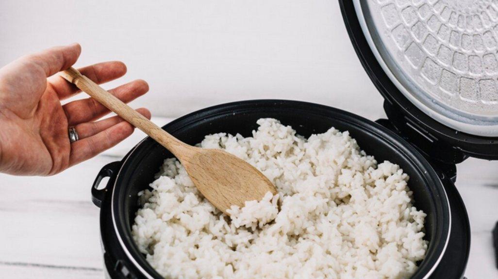 Ilustrasi nasi di rice cooker atau penanak nasi digital.