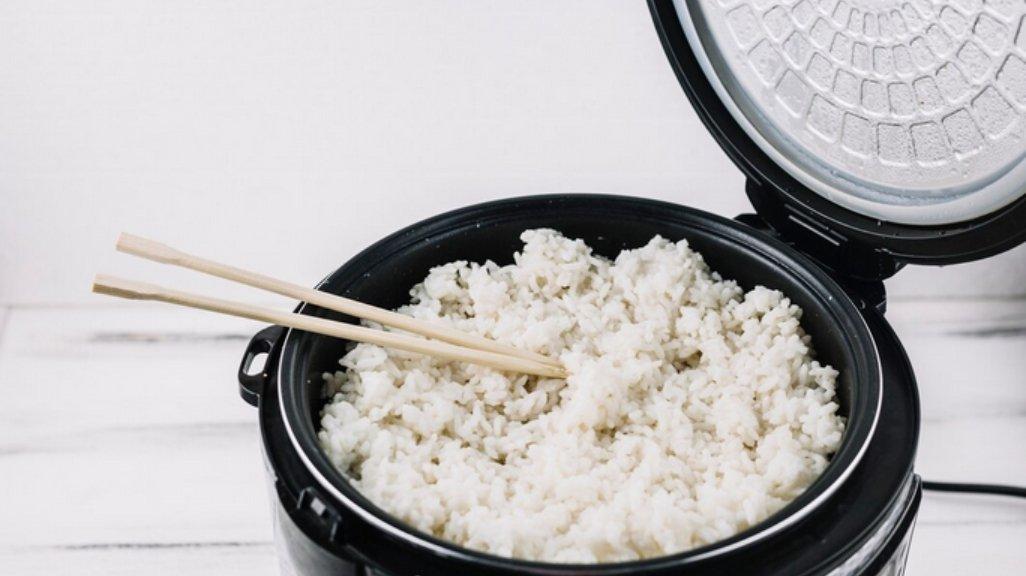 Ilustrasi nasi di rice cooker atau penanak nasi digital.