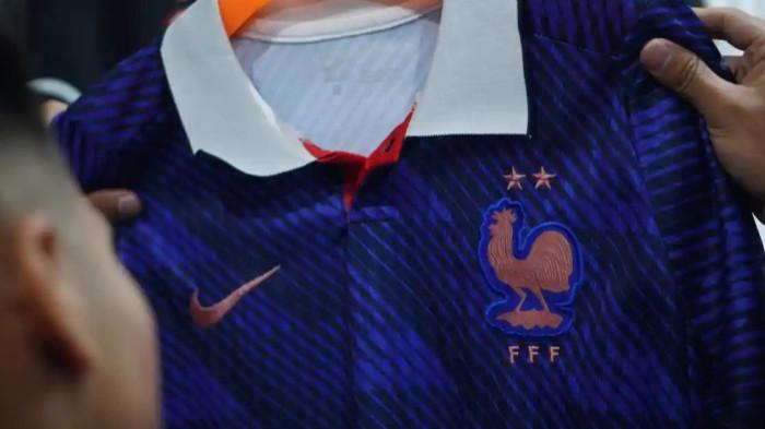 JERSEY TIMNAS PRANCIS - Foto jersey Timnas Prancis di Piala Dunia 2026 yang dipajang di Solo Soccer, Manahan, Surakarta, Jawa Tengah, Minggu, 31 Mei 2026. Kylian Mbappe tak pikirkan persaingan top skor Piala Dunia 2026 dengan Lionel Messi. TribunVideo/Akmal Khoirul Habib