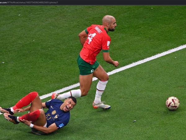 Gelandang timnas Maroko, Sofyan Amrabat, saat berhasil merebut bola dari striker timnas Prancis, Kylian Mbappe, pada partai semifinal Piala Dunia 2022, Rabu (14/12/2022).