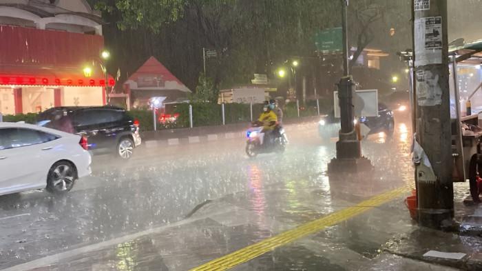 MENEMBUS BADAI- Pengendara motor tampak menembus hujan badai yang melanda kawasan tempat tinggalnya.. Tampak hujan membasahi seluruh jalan di area yang dilintasi pemotor tersebut.