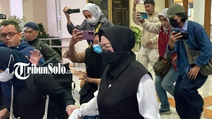 DIPERIKSA. Bupati Sukoharjo, Etik Suryani di Mapolresta Solo pada Jumat (10/7/2026). Dia dikabarkan terkena OTT KPK dan diperiksa dari Kamis (9/7/2026) hingga Jumat subuh ini.