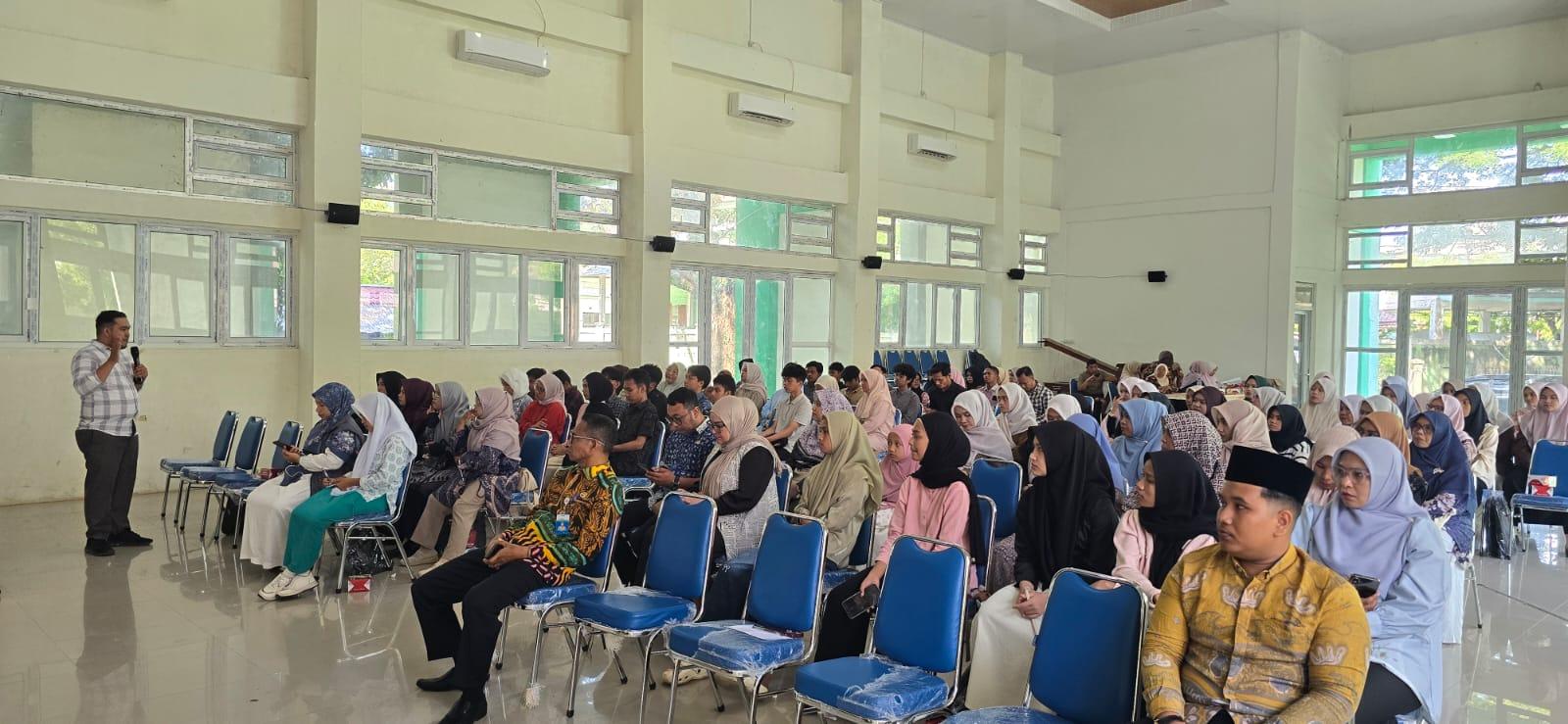 Seorang pematri memberikan penjelasan seputar Gerakan Aceh Membaca, di SMPN 2 Sigli, Pidie, Kamis (9/7/2026). FOR SERAMBINEWS.COM