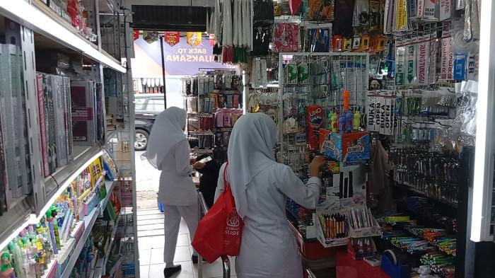 PENINGKATAN PENJUALAN - Suasana salah satu toko perlengkapan sekolah di kawasan Pasar Siteba, Kecamatan Nanggalo, Kota Padang, Kamis (9/7/2026).