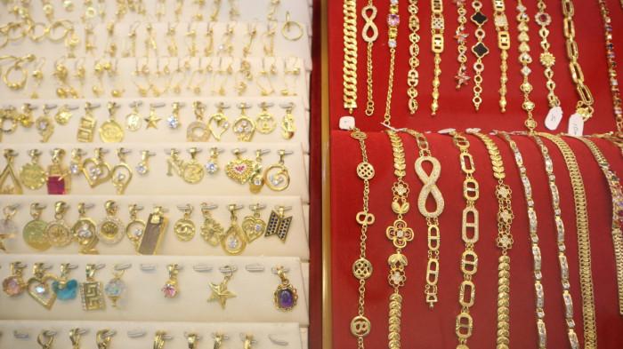 HARGA EMAS- Deretan perhiasan emas dipajang di etalase Toko Damrah, kawasan Pasar Raya Padang, Sumatera Barat, Kamis (9/7/2026). Harga emas perhiasan biasa kini berada di angka Rp2.240.000 per gram.