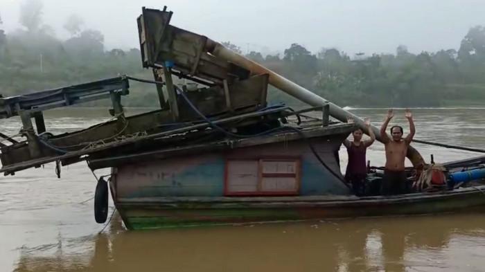 PENANGKAPAN - Satu terduga pelaku saat diamankan personel di sebuah lanting sedot emas di tepian Sungai Katingan, kawasan Desa Tumbang Pariyei, Kecamatan Katingan Tengah, Jumat (3/7/2026).