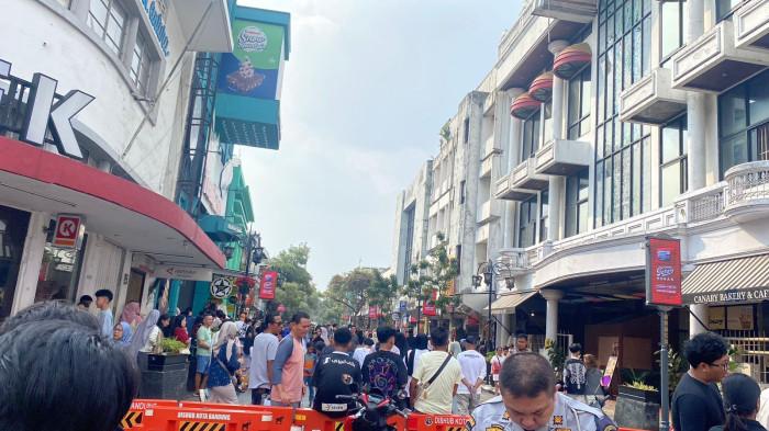 PENUH WISATAWAN - Suasana Braga, Kota Bandung, saat libur panjang.