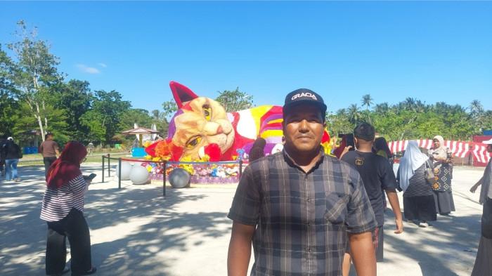 PESERTA PENAS — Shiyamu Syamsi berfoto di depan patung kucing. Syamsi mengaku terkesan saat ditegur sapa oleh Bupati Gorontalo, Sofyan Puhi.