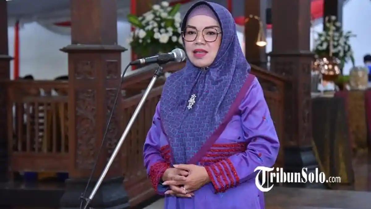 OTT KPK - Bupati Sukoharjo Etik Suryani dikabarkan terjaring OTT KPK. Informasi yang beredar menyebut Etik Suryani bersama sejumlah ASN diamankan dalam operasi tangkap tangan di Kabupaten Sukoharjo pada Kamis (9/7/2026) malam dan dibawa ke Mapolresta Surakarta.