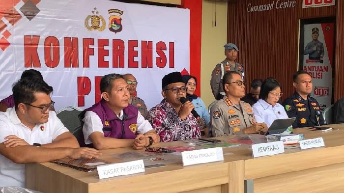 PEMBAKARAN SANTRI - Konferensi pers Polres Lombok Tengah yang menetapkan 2 tersangka yakni AMR dan MR pada kasus pembakaran santri di Ponpes Rosidatussolatiyah Al-Ibrahimi, Kamis (9/7/2026).