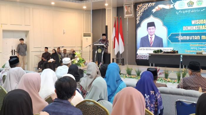 Menteri Agama RI Nasaruddin Umar menghadiri Wisuda Tahfiz dan Demonstrasi Baca Kitab  Pondok Pesantren Tilawah dan Tahfiz Al-Qur'an (PPTQ) Takwa Makassar di Aula Gedung Kantor Wilayah Kementerian Agama Provinsi Sulawesi Selatan, Kamis (9/7/2026). Nasaruddin Umar salah satu alumnus PPTQ Taqwa Makassar saat diasuh KH Muhammad Nur.