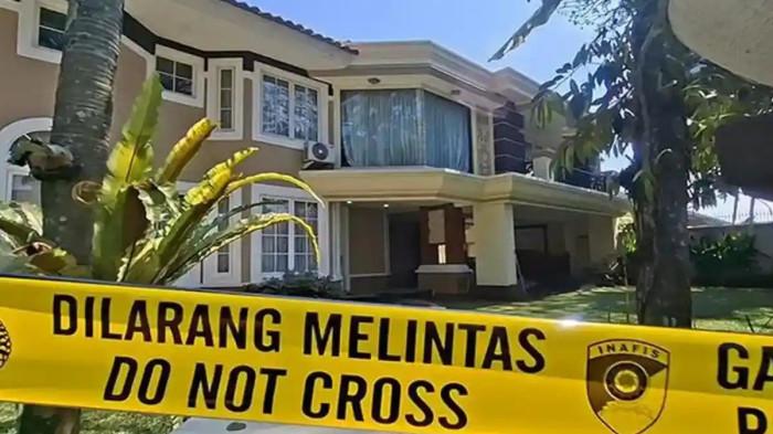 RUMAH SENTUL DIGELEDAH - Rumah mewah berlantai dua di kawasan Sentul Bogor, Kecamatan Babakan Madang, Kabupaten Bogor, Jawa Barat, digeledah petugas gabungan Kortastipidkor Polri dan Ditreskrimsus Polda Metro Jaya, Kamis (9/7/2026). Rumah mewah berlantai dua di kawasan Sentul, Bogor, yang digeledah terlihat dipasangi garis polisi.