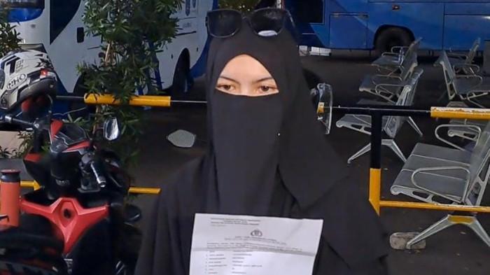 Wardatina Mawa saat menunjukkan tanda bukti laporan kepolisian di Polda Metro Jaya, Jakarta Pusat, Sabtu malam (22/11/2205). Ia melaporkan Inara Rusli atas dugaan perzinahan atau perselingkuhan terhadap suaminya, Insanul Fahmi, yang disebut berawal dari kerja sama bisnis dan kajian.