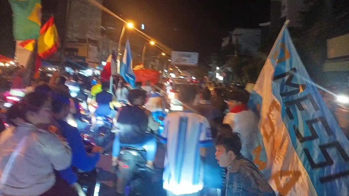 KONVOI - Seribuan fans Argentina melakukan konvoi di sejumlah ruas jalan utama di Kota Manado, Sulawesi Utara (Sulut), Rabu (8/7/2026) dini hari. Mereka merayakan kemenangan dramatis Lionel Messi dan kawan-kawan atas Mesir 3-2 dalam pertandingan perdelapan final Piala Dunia 2026.