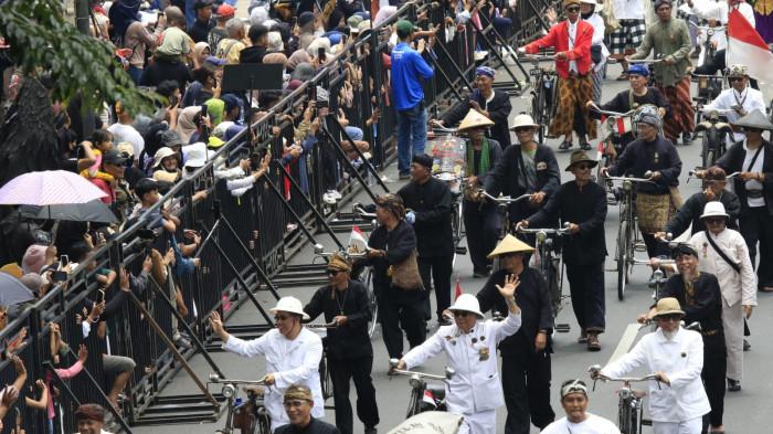 Peserta tampil saat karnaval budaya pada gelaran Asia Africa Festival 2025 di Jalan Asia Afrika, Kota Bandung, Jawa Barat, Sabtu (18/10/2025).
