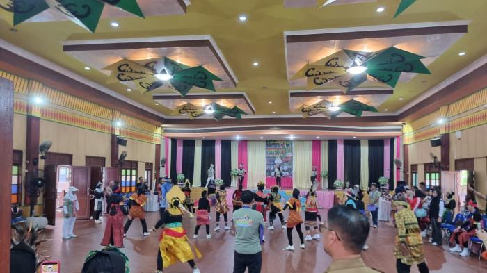 LOMBA SENAM - Suasana lomba senam ASKI FORPROV II Kalbar, Kamis 9 Juli 2026. Sejumlah personel Polisi lakukan pengamanan lomba Senam Asosiasi Senam Kebugaran Indonesia (ASKI) di Lapangan Krida Mandala, Aula Kota Singkawang, dengan mengusung tema 
