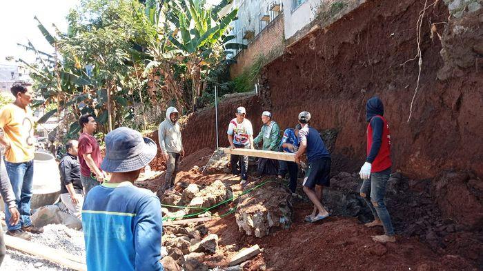 TPT AMBROL - Sebuah tembok penahan tanah (TPT) yang masih dalam tahap pengerjaan di Dusun Neglasari, RT02, RW11 Desa Hegarmanah, Kecamatan Jatinangor, Kabupaten Sumedang, ambrol, Jumat (10/7/2026) siang. (Foto: Istimewa/Dok. Pemdes Hegarmanah)