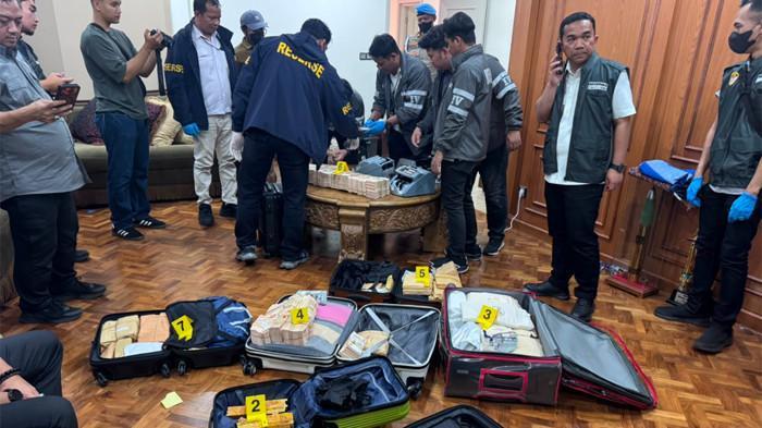 BRANKAS TERSEMBUNYI - Polri kembali menemukan brangkas tersembunyi saat menggeledah sebuah rumah di kawasan Sentul, Bogor, Jawa Barat soal kasus dugaan korupsi dan TPPU dalam perkara PLN Batu Bara hingga Asabri pada Rabu (8/7/2026).