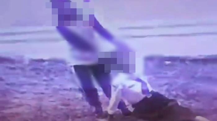 PERUNDUNGAN SISWI -- Tangkap layar unggahan di akun instagram palembang.terciduk_id, Jumat (10/7/2026). Memperlihatkan seorang siswi SMP dianiaya dengan cara dijambak dan diseret di sebuah lapangan.