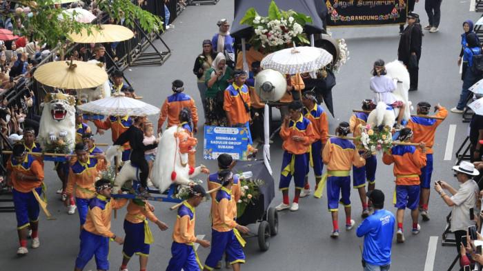 Peserta tampil saat karnaval budaya pada gelaran Asia Africa Festival 2025 di Jalan Asia Afrika, Kota Bandung, Jawa Barat, Sabtu (18/10/2025).