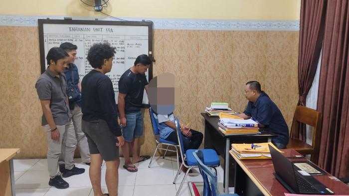 PERSETUBUHAN - Pelaku saat diamankan di polres Kepahiang pada Kamis (2/7/2026). Seorang pria berinisial SM (52) Warga Kecamatan Ujan Mas, Kabupaten Kepahiang diringkus polisi pada Senin (6/7/2026) lantaran telah menyetubuhi dua anak kandungnya.