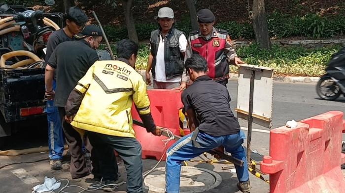 Jajaran Unit Reskrim Polsek Cipayung saat proses olah TKP tiga pekerja pipa air yang tewas tercebur ke gorong-gorong, Jakarta Timur, Kamis (9/6/2026).