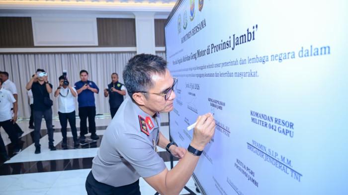Kapolda Jambi Irjen Pol. Krisno H Siregar memimpin Rapat Koordinasi (Rakor) Strategi Penanggulangan Geng Motor di Wilayah Hukum Polda Jambi yang berlangsung di Aula Lantai III Gedung Siginjai Polda Jambi, Rabu (8/7/2026).
