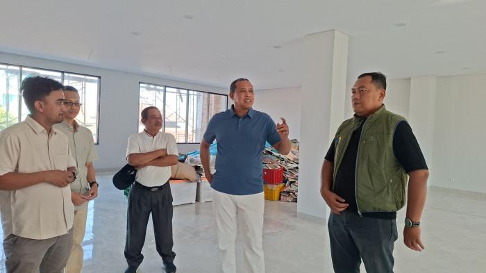 PERPUSTAKAAN DAERAH - Wali Kota Bekasi, Tri Adhianto (Kemeja Biru) saat meninjau Lokasi perspustakaan daerah di Jalan Jenderal Soedirman Kranji, Bekasi Barat, Kota Bekasi pada Jumat (10/7/2026). Tri menegaskan pembangunan perpustakaan itu merupakan satu dari sejumlah janji politiknya ketika kampanye Pemilihan Kepala Daerah (Pilkada) Kota Bekasi.