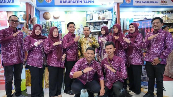 Bupati Tapin H Yamani berfoto bersama saat mengunjungi stan Dekranasda