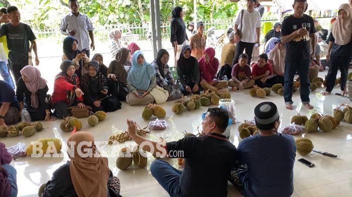 SEMARAK NGANGGUNG DURIAN — Semarak acara Nganggung Durian di Masjid Miftahul Jannah Desa Pelangas, Kecamatan Simpang Teritip, Bangka Barat, Jumat (10/7/2026).