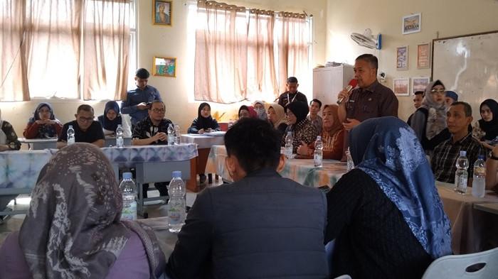 MEDIASI -- Proses mediasi keluarga terduga pelaku kekerasan yang dilakukan siswi SMPN 33 Palembang berinisial SN kepada korban AL yang mempertemukan keluarga dan berbagai pihak, Jumat (10/7/2026). Keluarga korban minta pelaku kekerasan dikeluarkan dari sekolah.