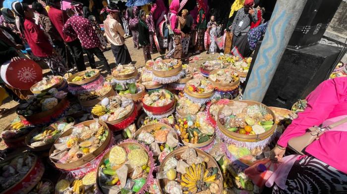 TRADISI RAKANAN - Tenong berisi jajanan pasar siap diarak dalam puncak Tradisi Rakanan Dusun Giyanti, Desa Kadipaten, Kecamatan Selomerto, Kabupaten Wonosobo, Jawa Tengah, Jumat (10/7/2026). Tradisi ini merupakan simbol rasa syukur kepada Allah SWT.