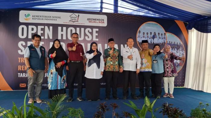 BERI APRESIASI - Kepala Dinsos dan Pemberdayaan Masyarakat Kota Tarakan, Arbain saat memberikan sambutan pada kegiatan Open House Sekolah Rakyat Terintegrasi 59 Tarakan yang mengusung tema 
