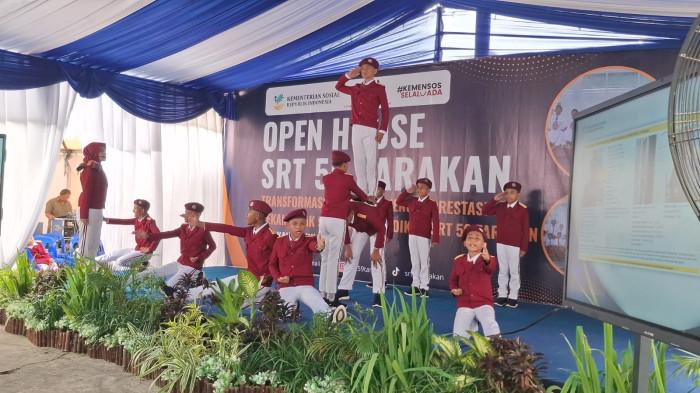 MEMUKAU - Berbagai bakat yang ditampilkan siswa dan siswi Sekolah Rakyat Terintegrasi di kegiatan Open House, Jumat (11/7/2026).