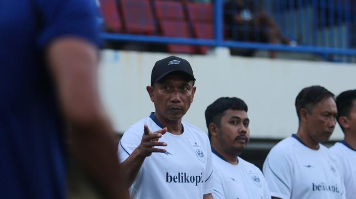 PIMPIN LATIHAN - Pelatih PSIS Semarang Widodo C Putro memberi arahan kepada pemain menjelang sesi latihan perdana berakhir di Stadion Citarum Semarang, Jawa Tengah, Jumat (10/7/2026). PSIS Semarang memulai latihan menghadapi Championship 2026/2027 serta uji coba melawan Persebaya Surabaya.