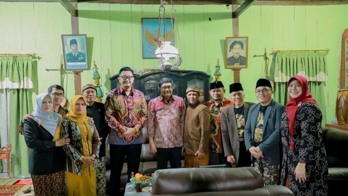 TRADISI DI KLATEN - Bupati Klaten Hamenang Wajar Ismoyo berdialog dengan masyarakat dan keluarga besar Kyai Karsorejo setelah mengikuti rangkaian Peringatan Satu Abad Niti Budaya Adat Kyai Karsorejo di Soropaten, Karanganom, Kamis (9/7/2026).